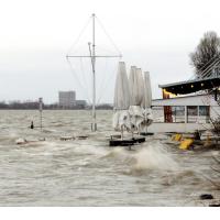 4753_0672 Hochwasser an der Strandperle - Wellen am Elbufer. | Hochwasser in Hamburg - Sturmflut.
